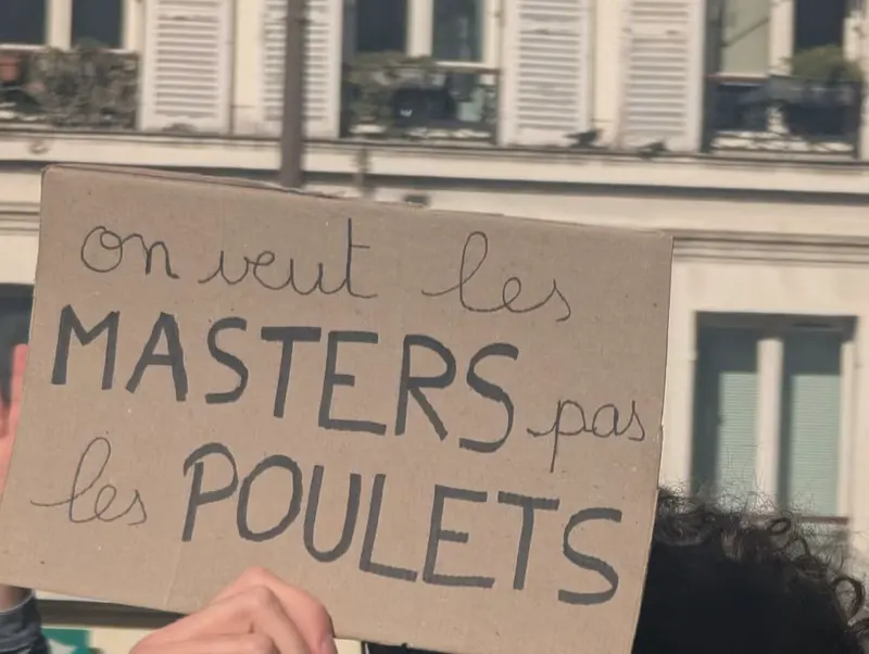 Pancarte en carton : « On veut les masters pas les poulets »